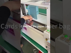 Kartlar kağıt torbaya çarptı.